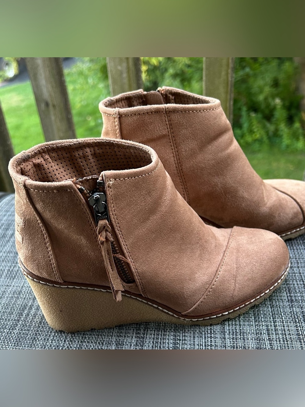 TOMS Avery Wedge Suede Versatile Cabincore Ladies Ankle Bootie Size 5.5.